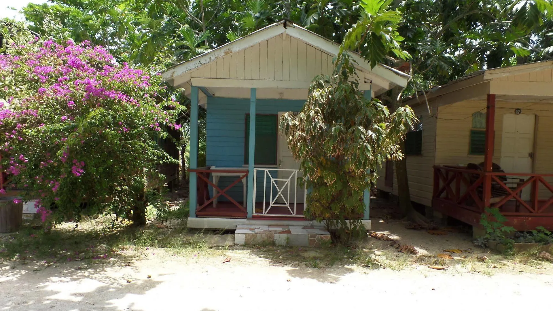 Beach Road Cottages At Jah Bs Negril 2*,  Jamaica